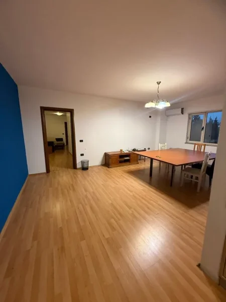 Tirane, jepet me qera zyre Kati 4, 150 m² 1.600 € (Rruga e Elbasanit)