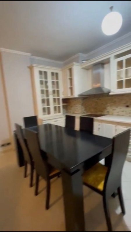Tirane, jepet me qera apartament 2+1+Ballkon Kati 10, 118 m² 580 € (rruga e Kavajes prane qendres Globe)
