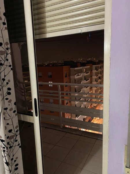 Tirane, jepet me qera apartament 2+1+Ballkon Kati 10, 118 m² 580 € (rruga e Kavajes prane qendres Globe)