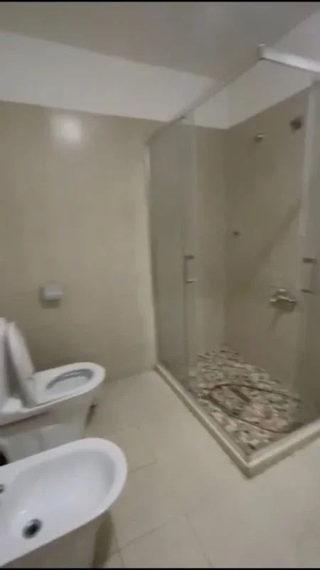 Tirane, jepet me qera apartament 2+1+Ballkon Kati 10, 118 m² 580 € (rruga e Kavajes prane qendres Globe)