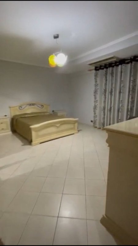 Tirane, jepet me qera apartament 2+1+Ballkon Kati 10, 118 m² 580 € (rruga e Kavajes prane qendres Globe)