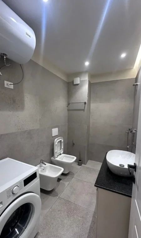 Tirane, jepet me qera apartament 1+1 Kati 8, 50 m² 650 € (Stacioni i Trenit)