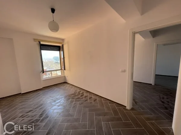 Tirane, jepet me qera ambjent biznesi Kati 8, 91 m² 1.000 € (MYSLYM SHYRI)
