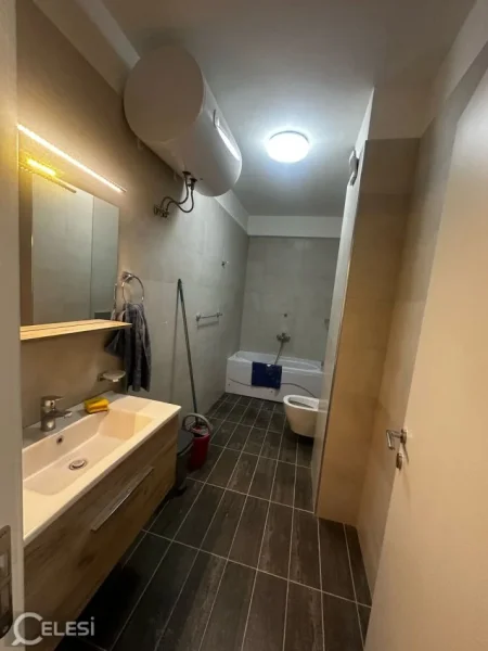 Tirane, jepet me qera ambjent biznesi Kati 8, 91 m² 1.000 € (MYSLYM SHYRI)