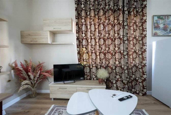 Tirane, jepet me qera apartament 1+1+Ballkon Kati 4, 57 m² 350 € (Rruga Aleksander Konda)
