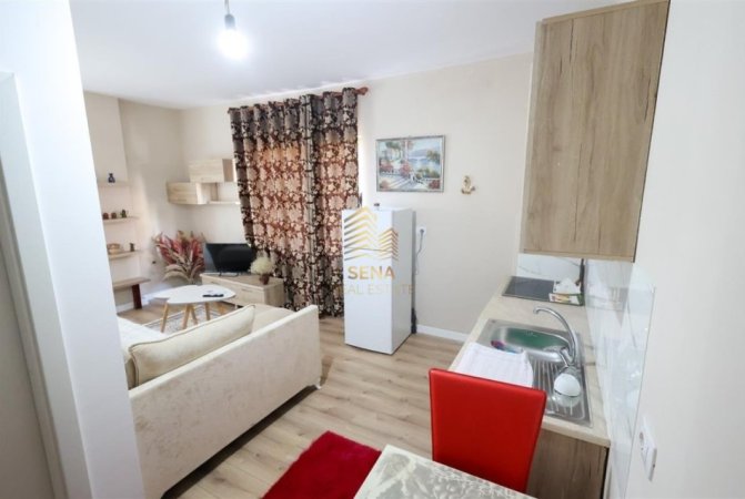 Tirane, jepet me qera apartament 1+1+Ballkon Kati 4, 57 m² 350 € (Rruga Aleksander Konda)