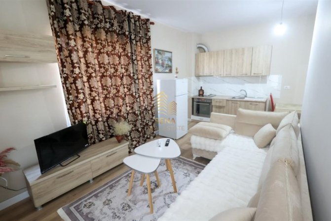 Tirane, jepet me qera apartament 1+1+Ballkon Kati 4, 57 m² 350 € (Rruga Aleksander Konda)