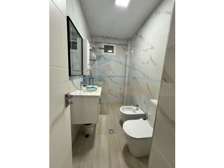 Tirane, jepet me qera apartament 2+1 , 106 m² 550€ (YZBERISHT)