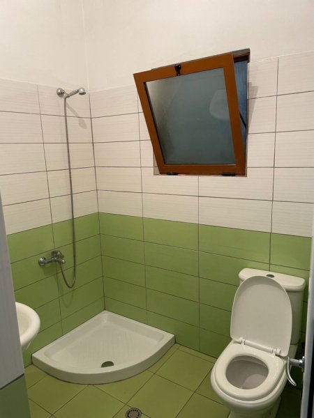 Tirane, jepet me qera shtepi 1+1+Ballkon Kati 1, 50 m² 330 € (Nenstacioni Elektrik ,Rruga Havzi Nela)