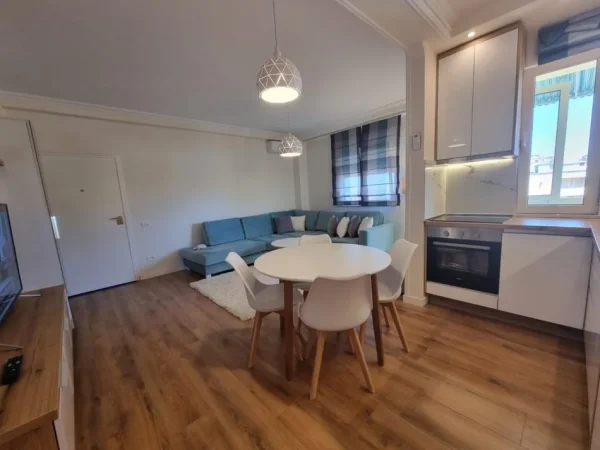 Tirane, jepet me qera apartament 1+1 Kati 7, 70 m² 550 € (Zogu i zi)