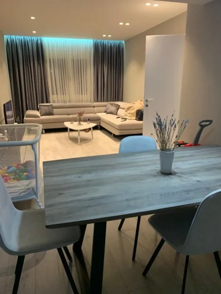 Vlore, shitet shtepi 2+1+Ballkon , 500 m² (Vlore)