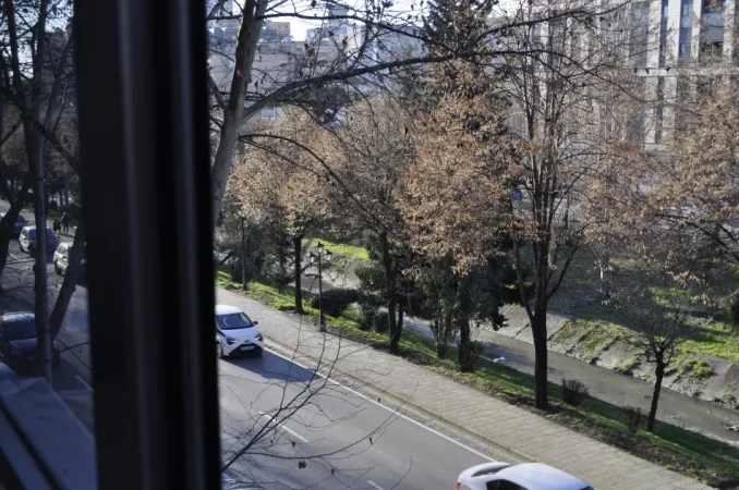 Tirane, jepet me qera apartament 2+1+Ballkon Kati 3, 60 m² 60 € (Bulevardi Bajram Curri)