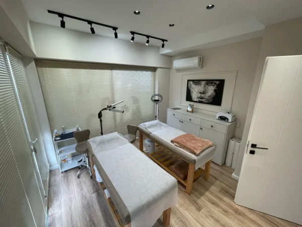 Tirane, jepet me qera ambjent biznesi Kati 0, 100 m² 600 € (Rruga Kosovarëve)