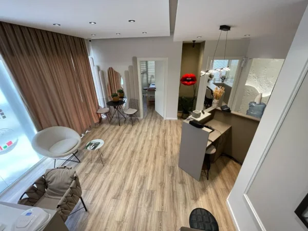 Tirane, jepet me qera ambjent biznesi Kati 0, 100 m² 600 € (Rruga Kosovarëve)