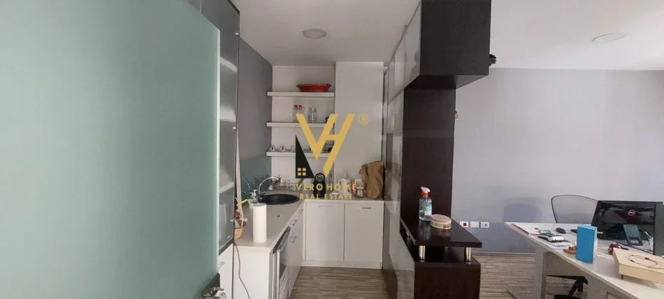 Tirane, jepet me qera zyre Kati 3, 160 m² 1.200 € (RRUGA E ELBASANIT)