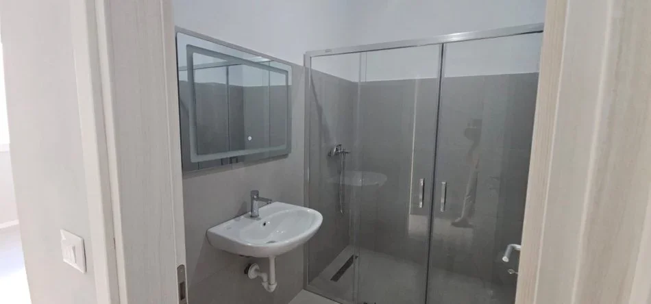 Tirane, jepet me qera apartament 2+1+Aneks+Ballkon Kati 1, 104 m² 625 € (kompleksi river residence)