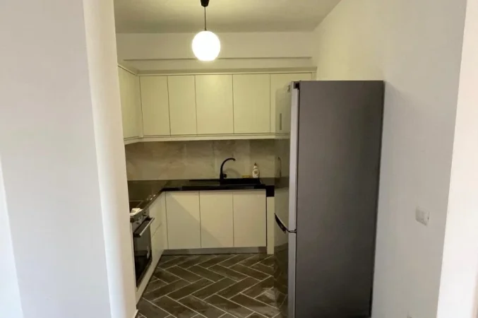 Tirane, jepet me qera zyre Kati 8, 91 m² 1.000 € (Qender)