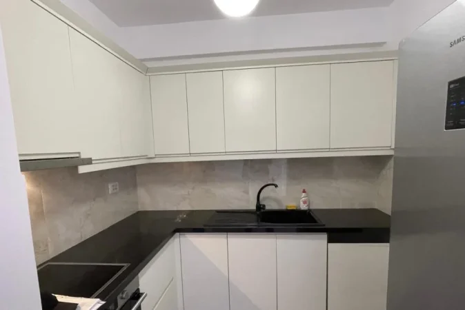 Tirane, jepet me qera zyre Kati 8, 91 m² 1.000 € (Qender)