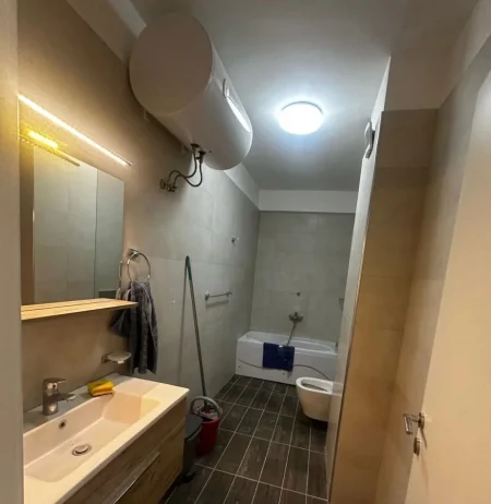 Tirane, jepet me qera zyre Kati 8, 91 m² 1.000 € (Qender)