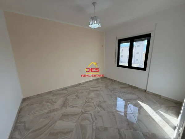 Vlore, shitet apartament 2+1+Ballkon Kati 2, 96 m² 120.000 € (Rruga Gjergj Kastrioti)