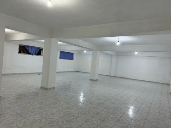 Tirane, jepet me qera ambjent biznesi Kati 0, 372 m² 1.600 € (Shkoze)