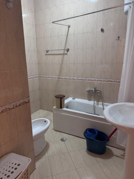 Tirane, jepet me qera apartament 1+1+Ballkon Kati 5, 75 m² 450 € (Don Bosko te golden day)