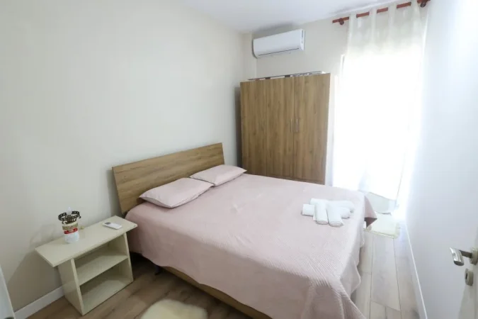 Tirane, jepet me qera apartament 1+1+Ballkon Kati 4, 57 m² 35.000 LEKE (FRESKU)