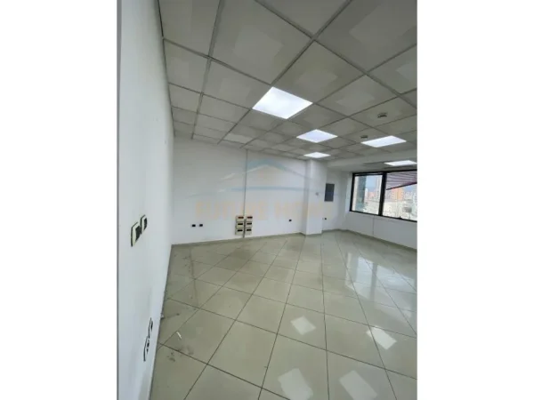 Tirane, jepet me qera zyre Kati 8, 110 m² 1.725 € (Kullat Binjake)