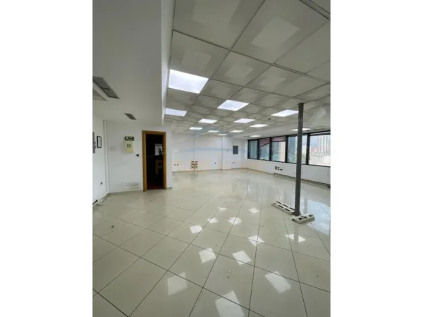 Tirane, jepet me qera zyre Kati 8, 110 m² 1.725 € (Kullat Binjake)