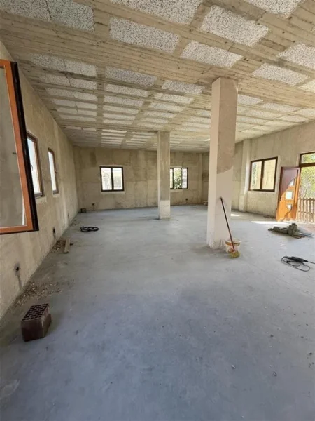 Tirane, jepet me qera ambjent biznesi Kati 0, 120 m² 500 € (LAPRAKE)