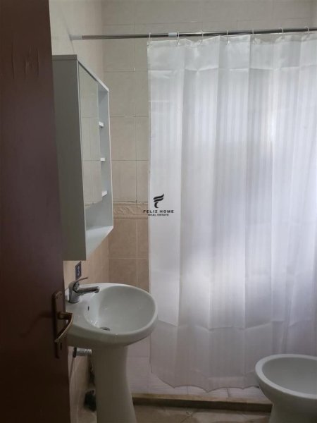 Tirane, jepet me qera apartament 2+1+Ballkon Kati 2, 140 m² 500 € (FUSHA E AVIACIONIT)