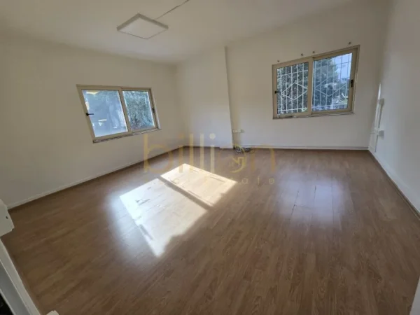 Tirane, jepet me qera zyre Kati 2, 150 m² 1.500 € (Rruga Komuna e Parisit, Tirana, Albania)