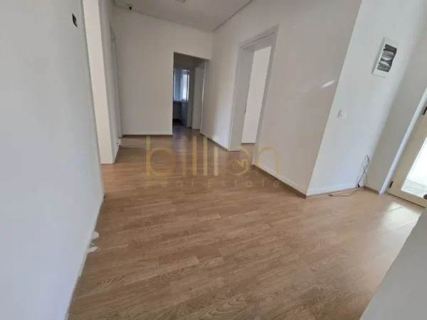 Tirane, jepet me qera zyre Kati 2, 150 m² 1.500 € (Rruga Komuna e Parisit, Tirana, Albania)