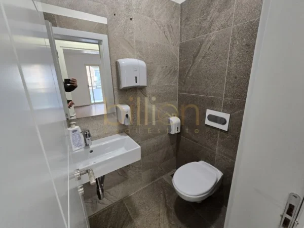 Tirane, jepet me qera zyre Kati 2, 150 m² 1.500 € (Rruga Komuna e Parisit, Tirana, Albania)
