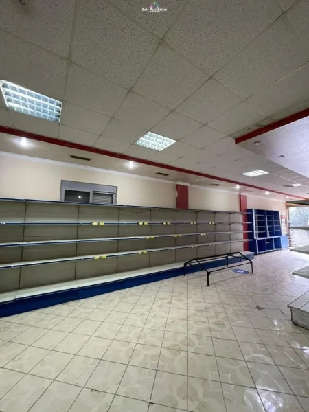 Tirane, jepet me qera dyqan Kati 0, 120 m² 600 € (don bosko)