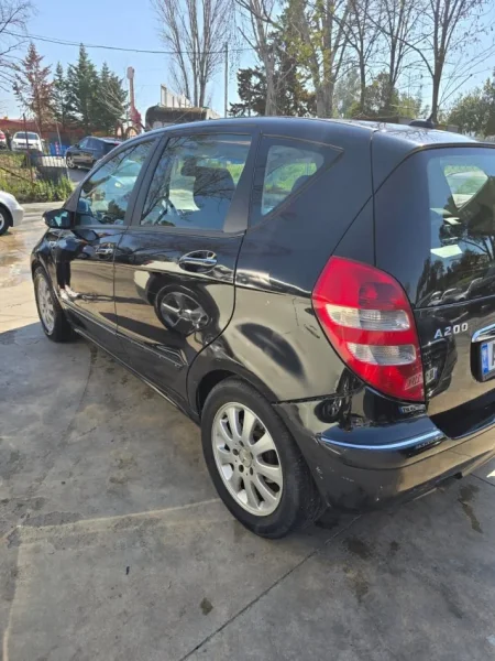 Tirane, shes makine Nafte, e zeze automatik Kondicioner 244.000 km 3.000 €