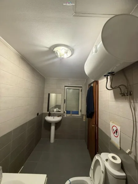 Tirane, jepet me qera zyre Kati 4, 150 m² 1.600 € (rruga e elbasanit)