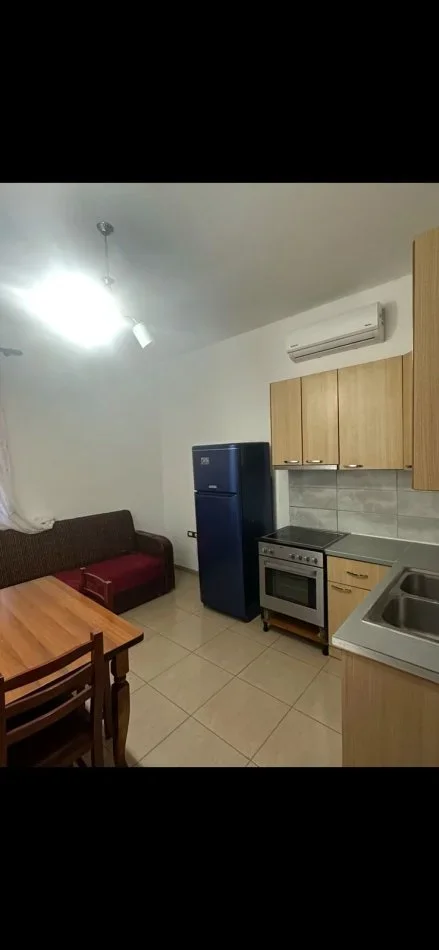 Tirane, jepet me qera apartament 1+1 Kati 0, 40 m² 330 € (Bulevardi i Ri)