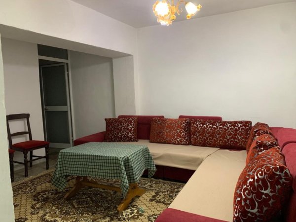 Tirane, jap me qera shtepi 1+1 Kati 1, 60 m² 200 € (Rruga Violeta Manushi)