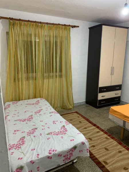 Tirane, jap me qera shtepi 1+1 Kati 1, 60 m² 200 € (Rruga Violeta Manushi)