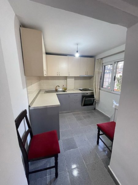 Tirane, jap me qera shtepi 1+1 Kati 1, 60 m² 200 € (Rruga Violeta Manushi)