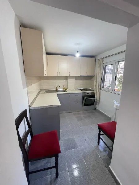 Tirane, jap me qera shtepi 1+1 Kati 1, 60 m² 200 € (Rruga Violeta Manushi)