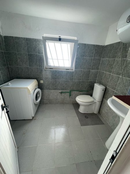 Tirane, jap me qera shtepi 1+1 Kati 1, 60 m² 200 € (Rruga Violeta Manushi)