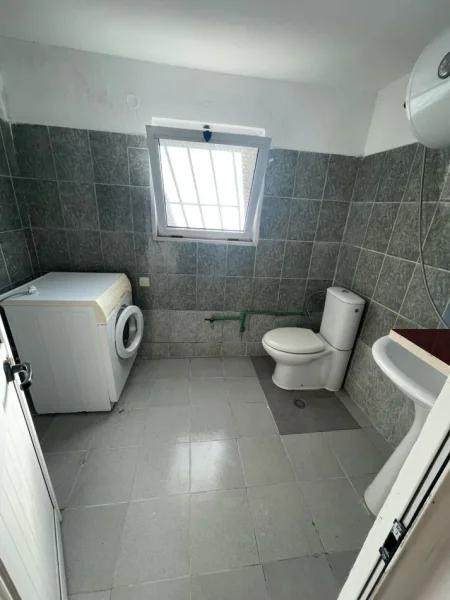 Tirane, jap me qera shtepi 1+1 Kati 1, 60 m² 200 € (Rruga Violeta Manushi)