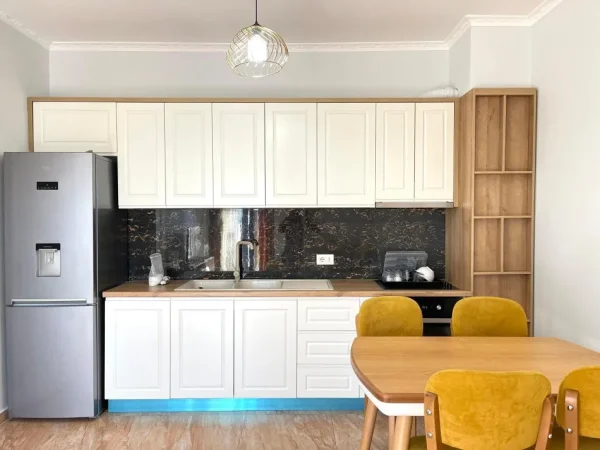 Tirane, jepet me qera 1+1+Ballkon Kati 4, 70 m² 500 € (Farmacia 10)