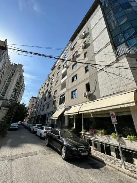 Tirane, jepet me qera ambjent biznesi Kati 1, 150 m² 1.800 € (Rruga Kajo Karafili)