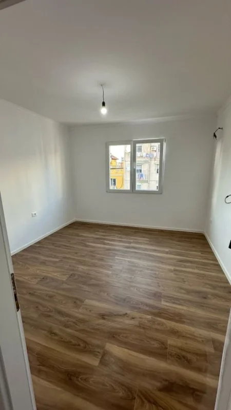 Tirane, shitet apartament 2+1+Ballkon Kati 4, 75 m² 148.000 € (21 Dhjetori)