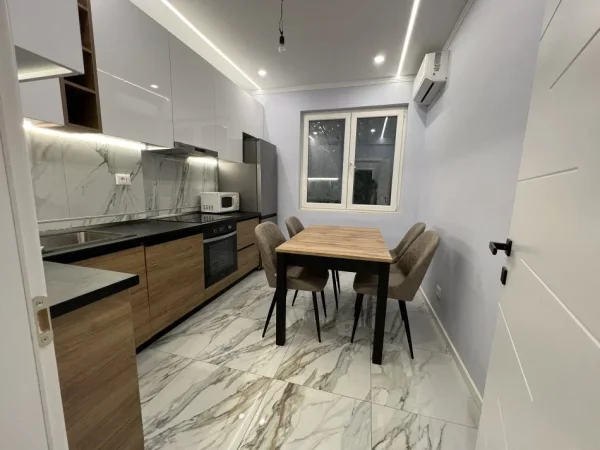 Tirane, jepet me qera apartament 3+1 Kati 3, 100 m² 1.000 € (Bllok)