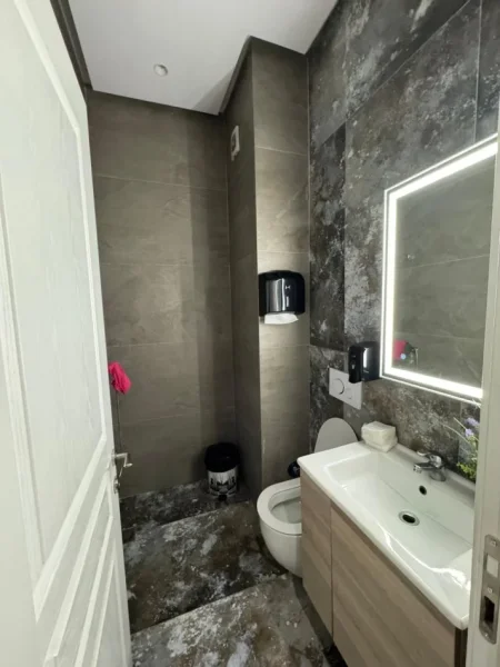 Tirane, jepet me qera ambjent biznesi Kati 7, 55 m² 600 € (Kompleksi Golden Park.)