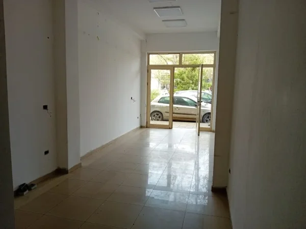 Tirane, jepet me qera ambjent biznesi Kati 0, 30 m² 400 € (BRRYLI)